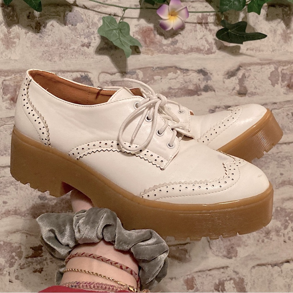 Round Toe Lace-Up Platform Oxfords